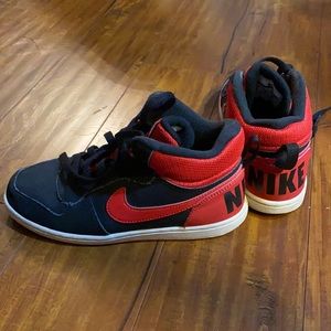 Nike Court Borough Mid Black Action Red youth boys 2